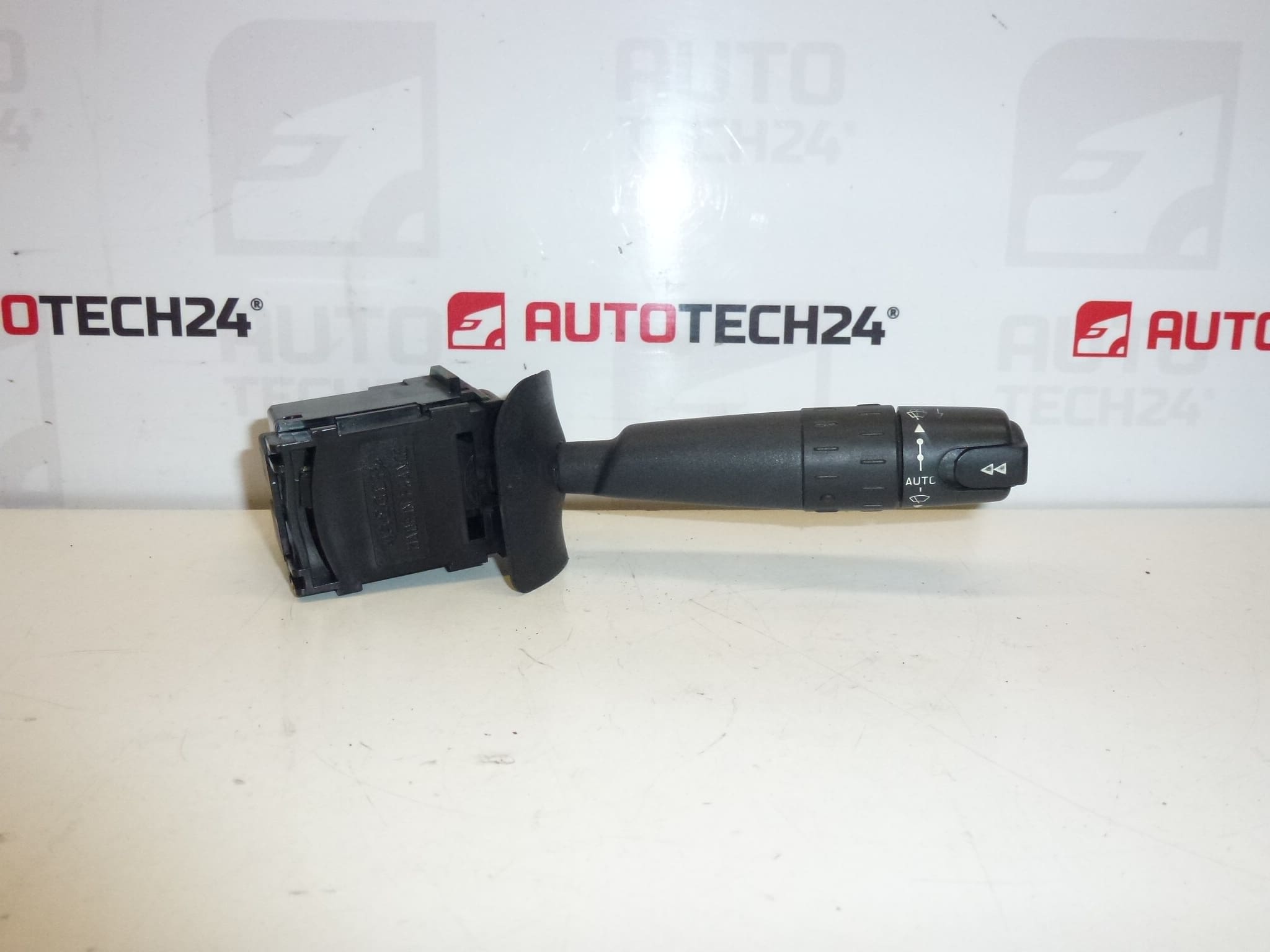 Ablaktörlő vezető Citroën Peugeot 96186612ZL 6239A8