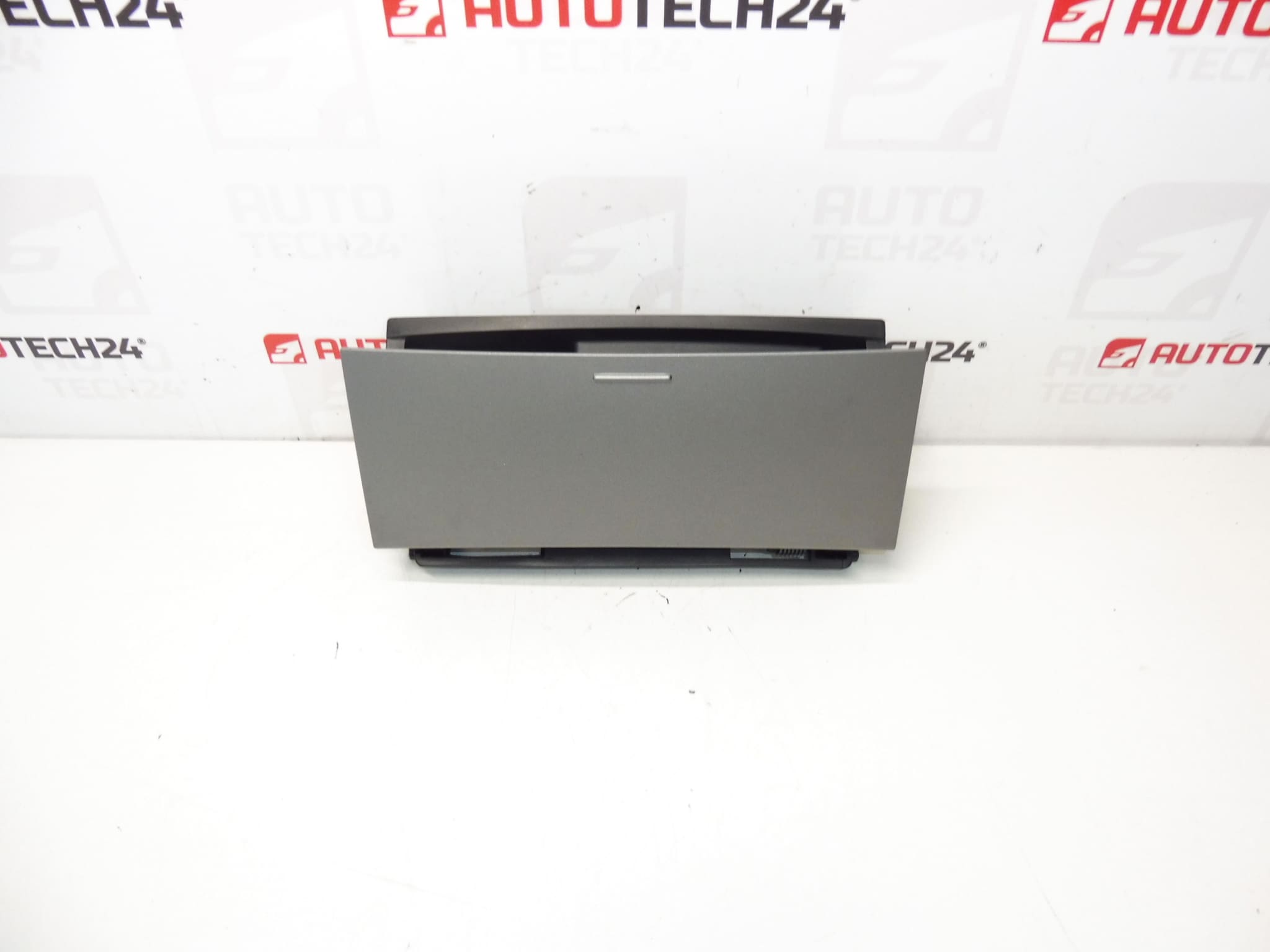 Hamutartó öngyújtóval Peugeot 407 9644562177 8211JH