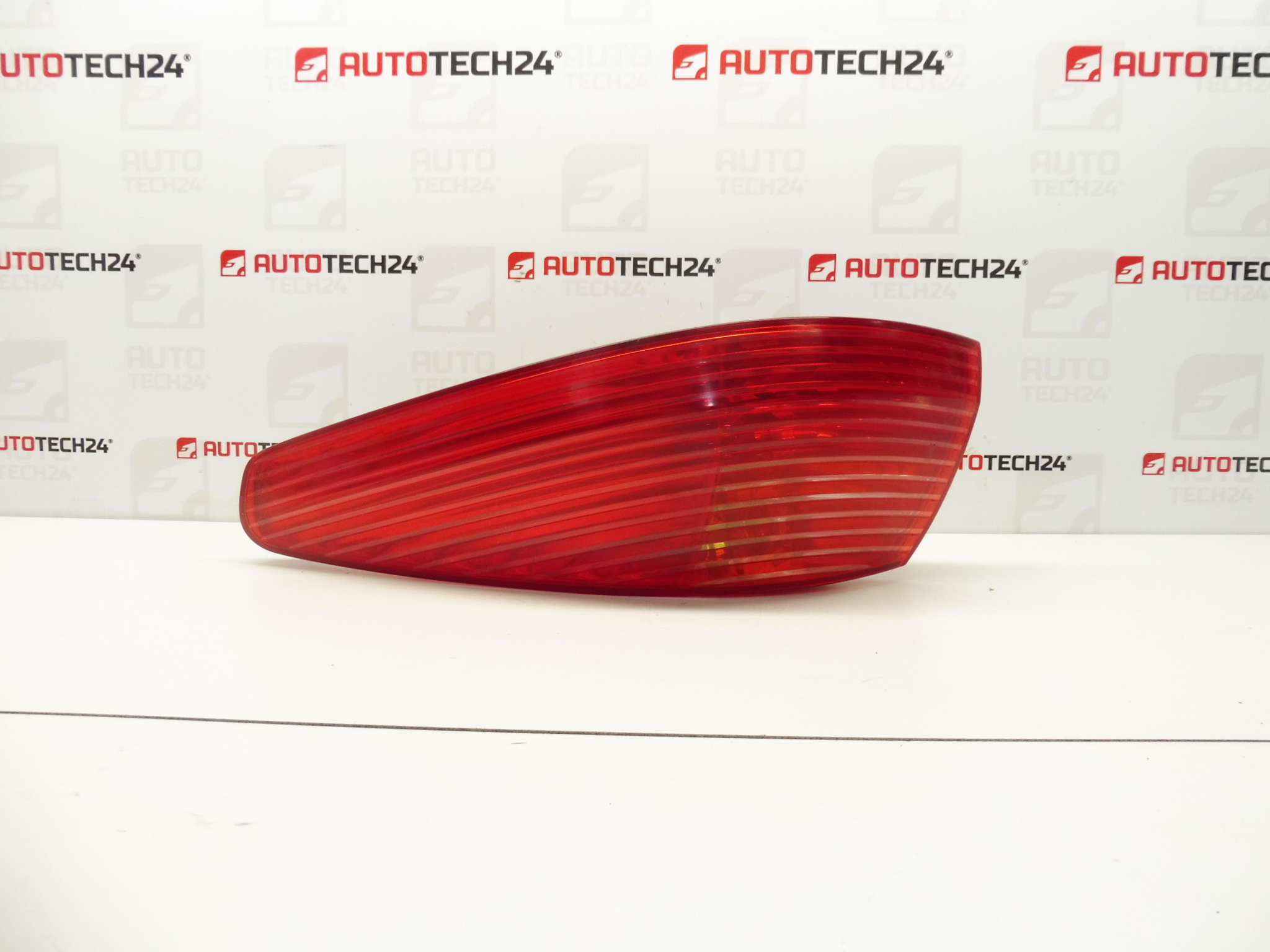 Jobb hátsó lámpa Peugeot 607 sárvédő 6351N1-hez