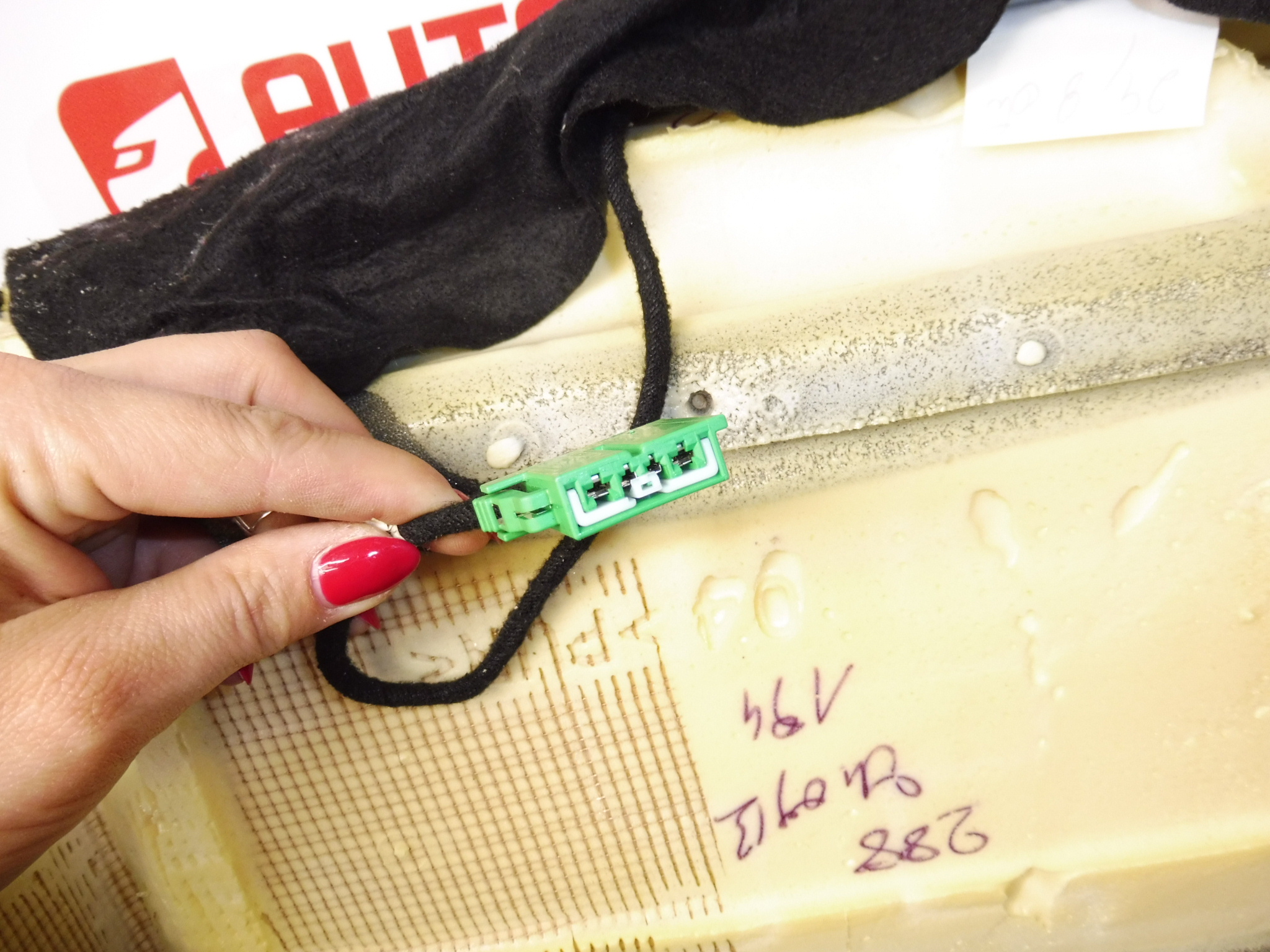 Fűtött vezetőülés huzat Peugeot 308 16104799EY