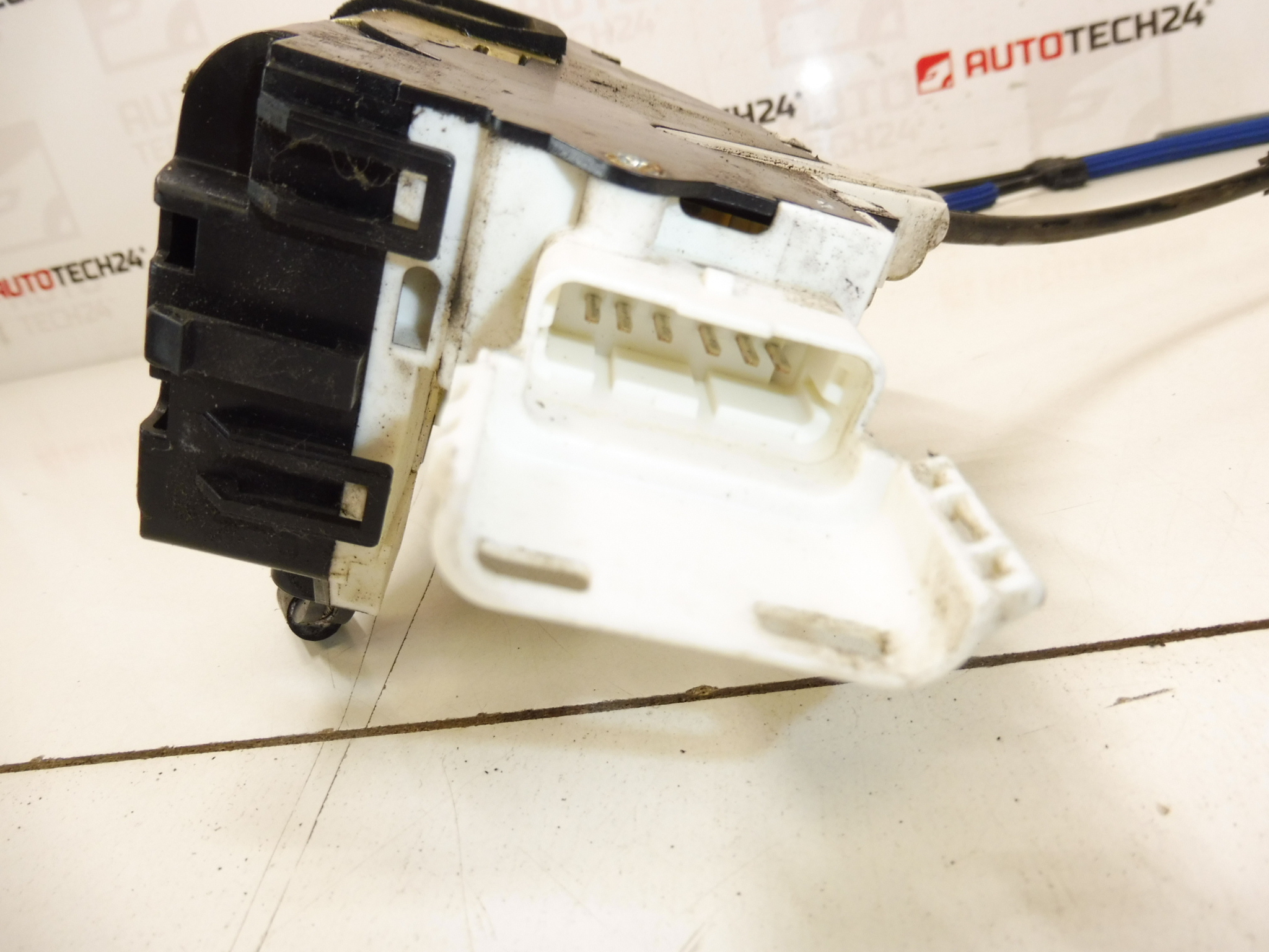 Peugeot 1007 vezetőoldali ajtózár 9681334380 9660701180 9135AE