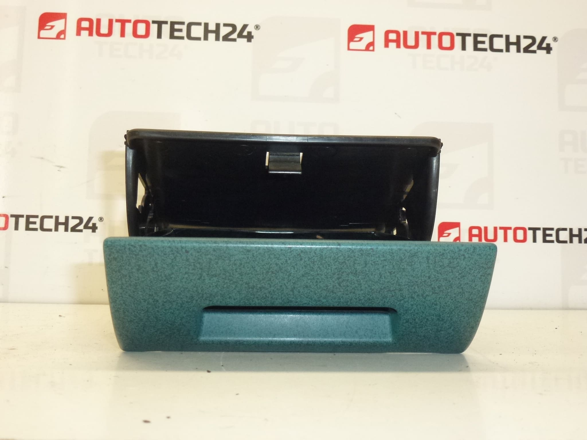 Műszerfali hamutartó Citroën Berlingo I és Peugeot Partner I 8230Q9