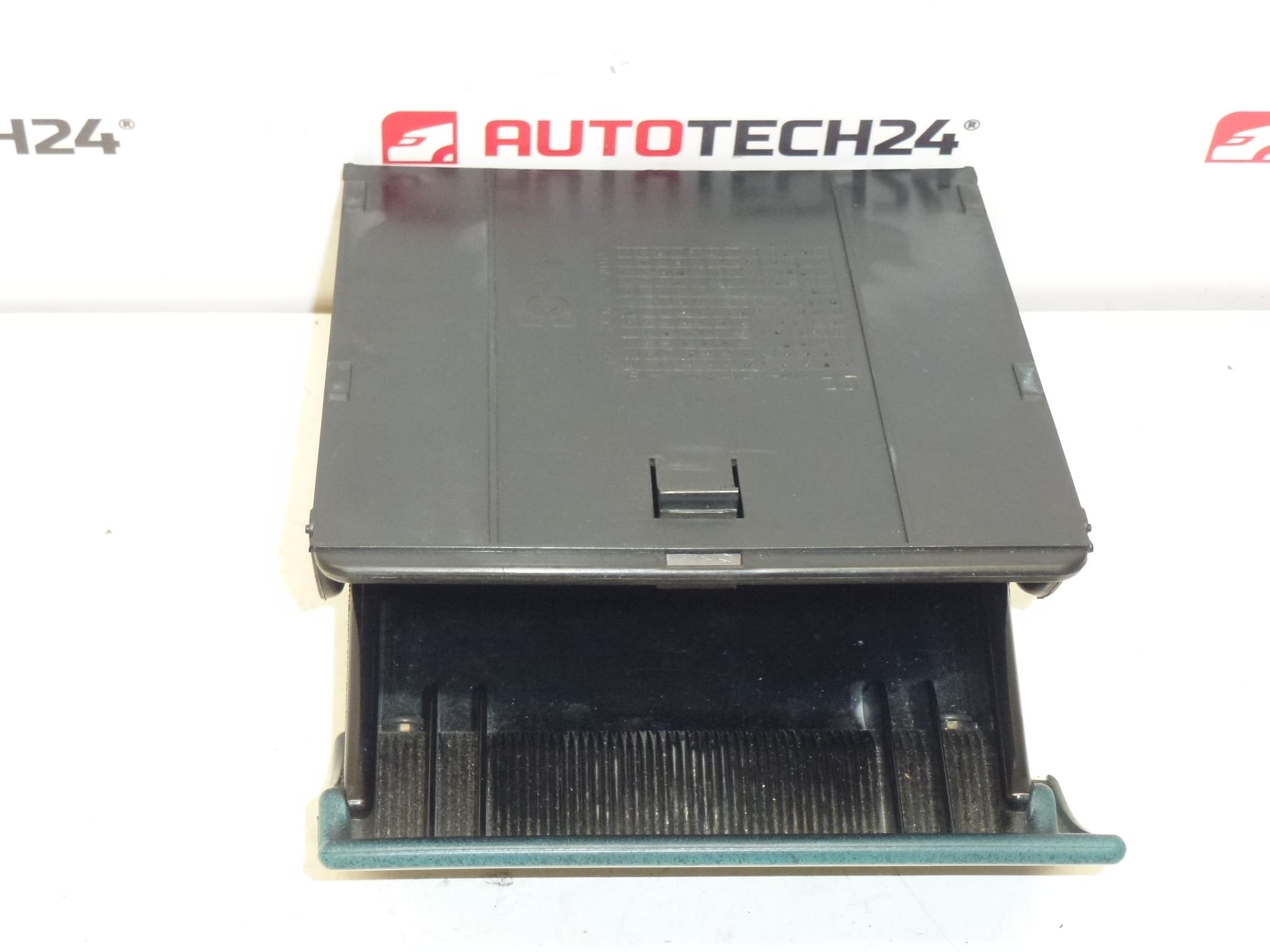 Műszerfali hamutartó Citroën Berlingo I és Peugeot Partner I 8230Q9