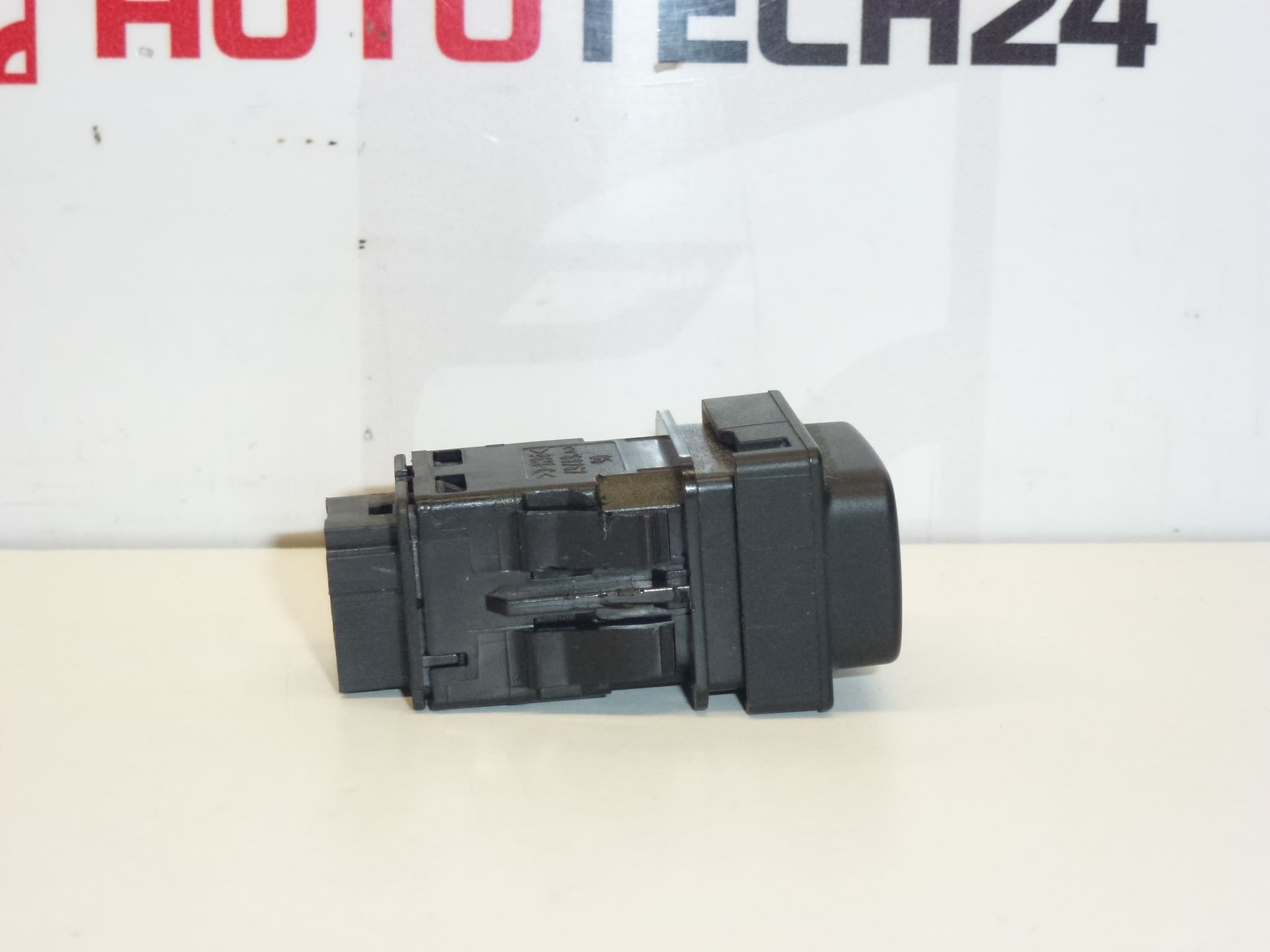 Parkolási asszisztens kapcsoló Citroën Peugeot 96553139XT 6590Z7