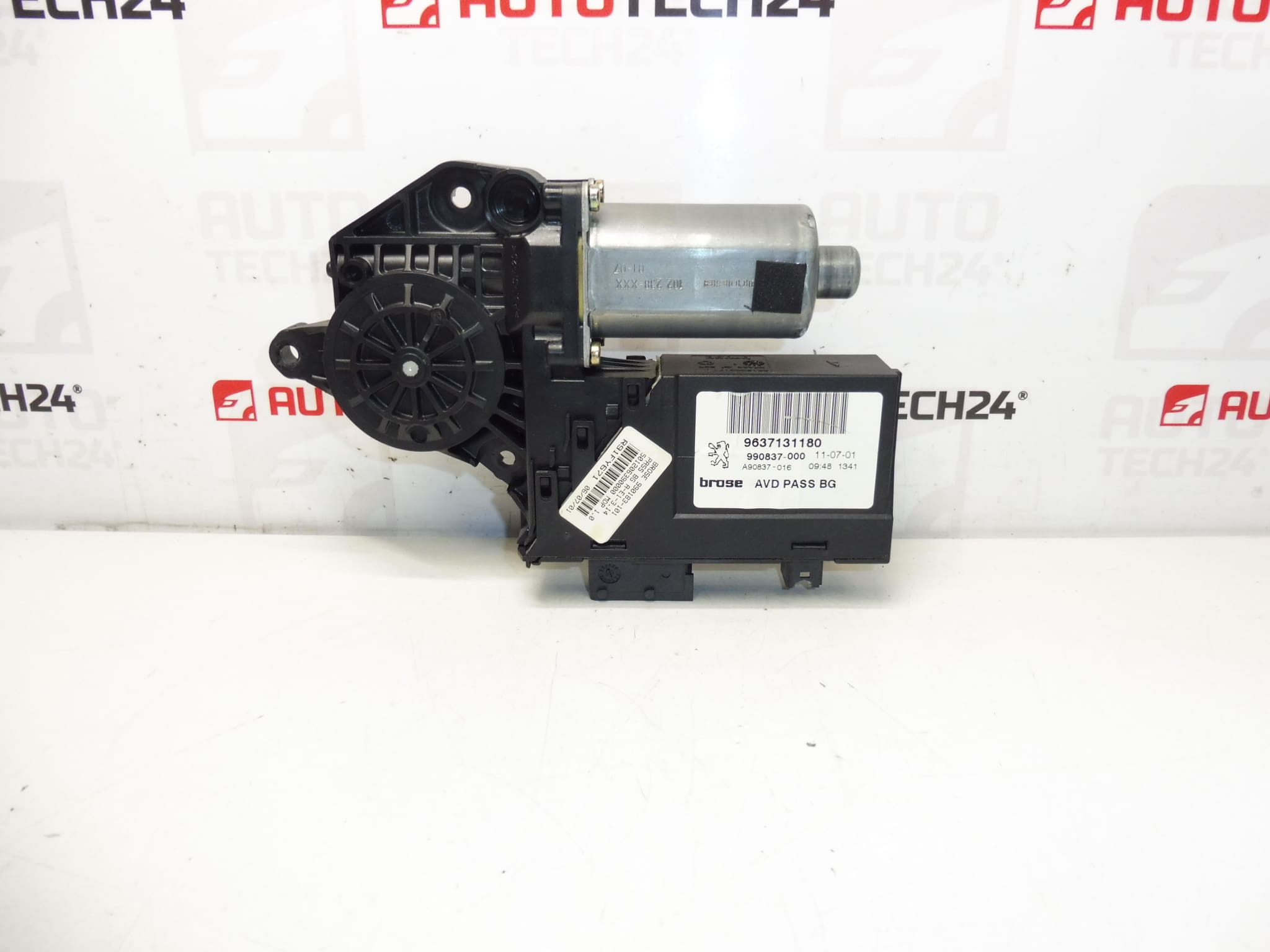 A Peugeot 307 9637131180 9222AZ jobb első első ablaka