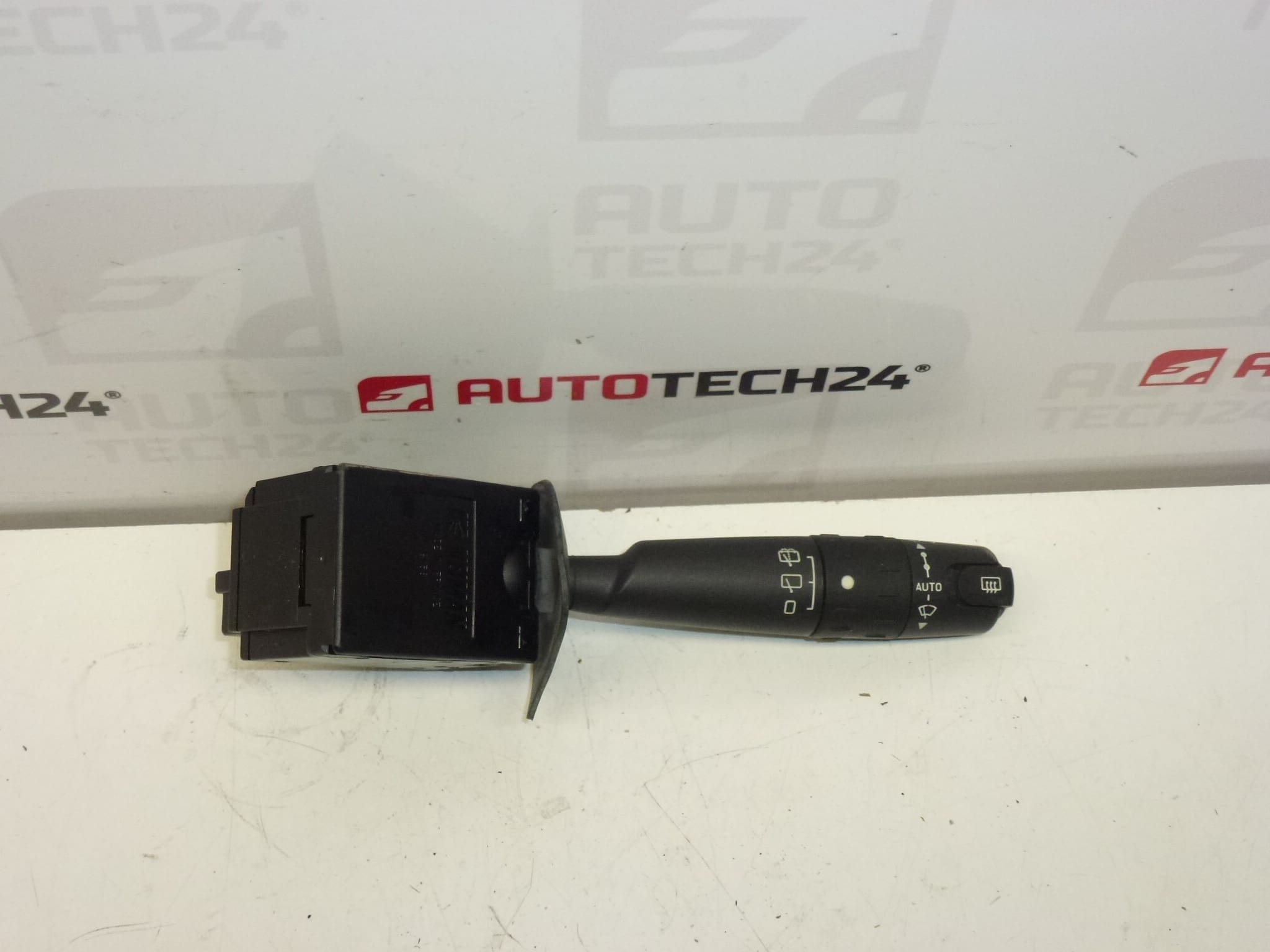 Ablaktörlő vezető Citroën Peugeot 96247562ZL 6239H6