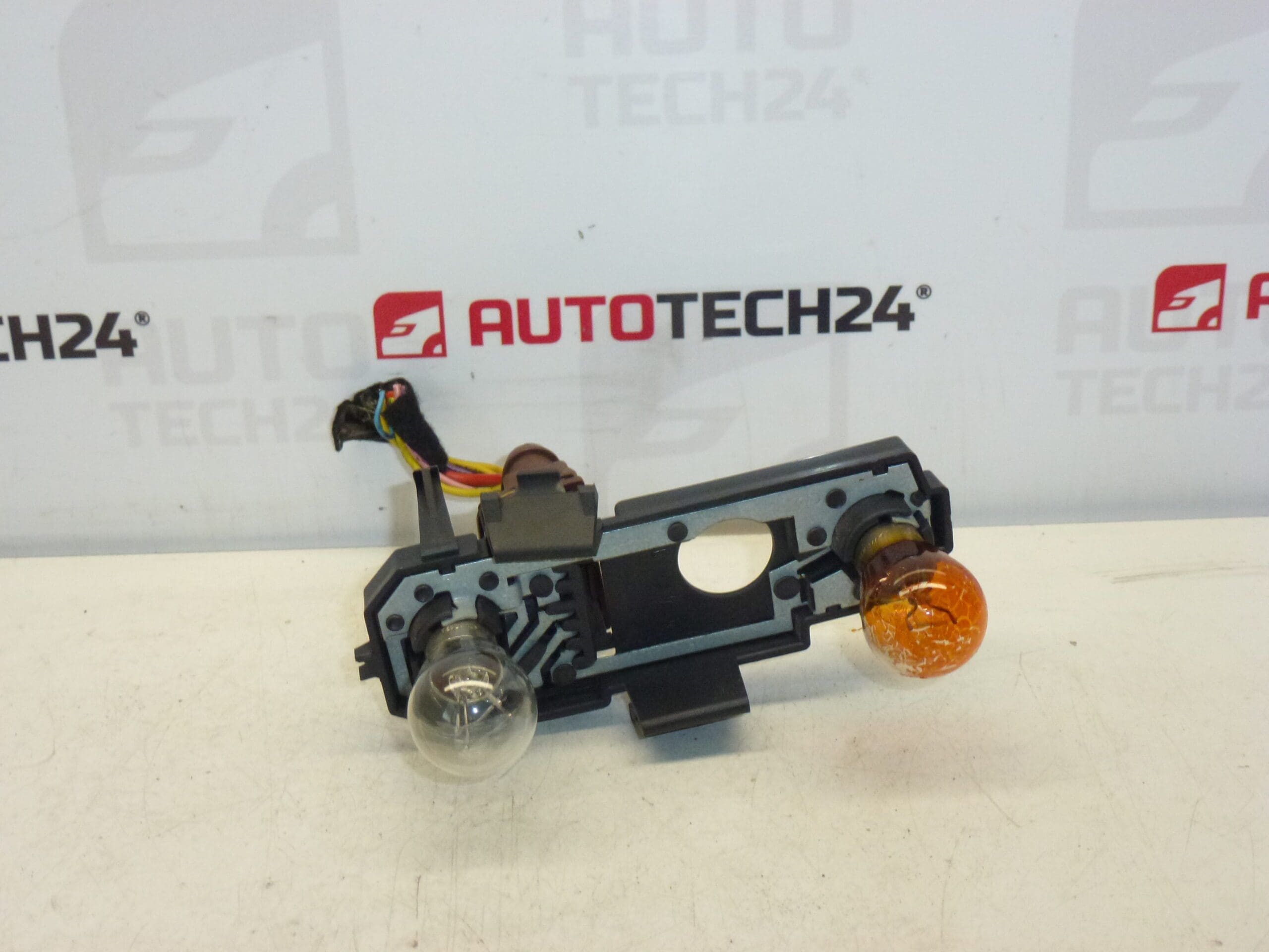 Bal hátsó lámpatartó