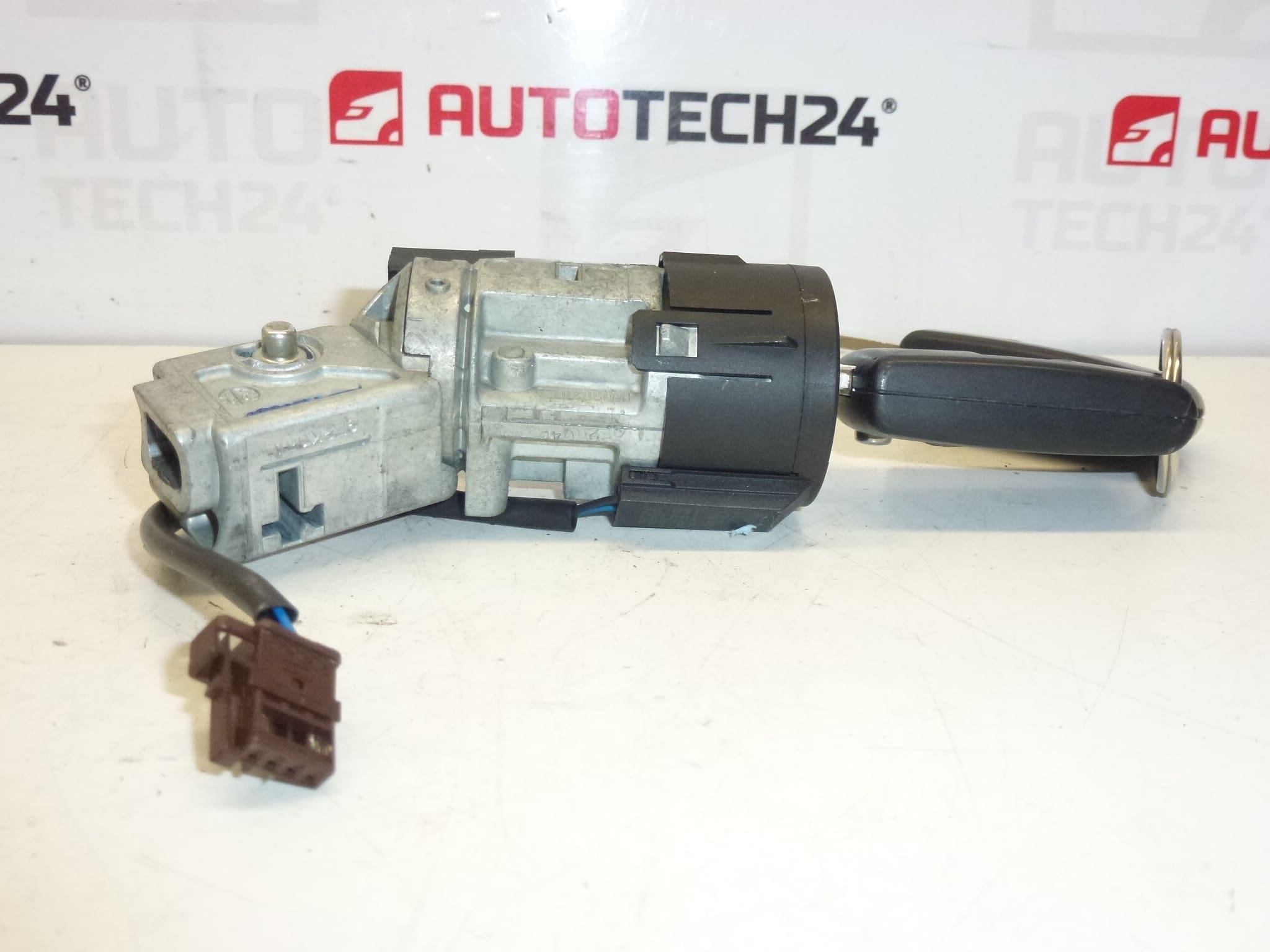 ajtózár és 2 távirányítós kulcs Citroën Peugeot 4162SP