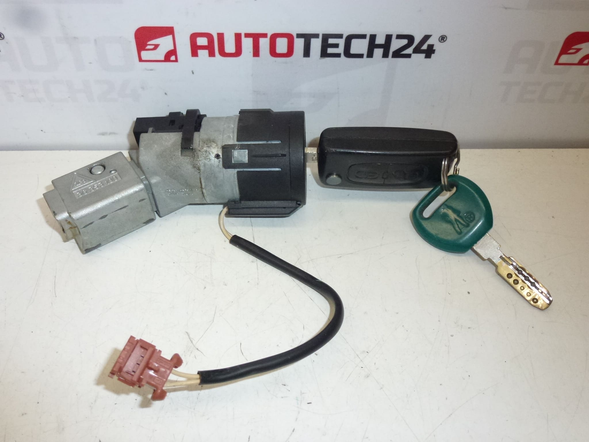 Kapcsolódoboz plusz egy kulcs Peugeot Citroën 4162KF