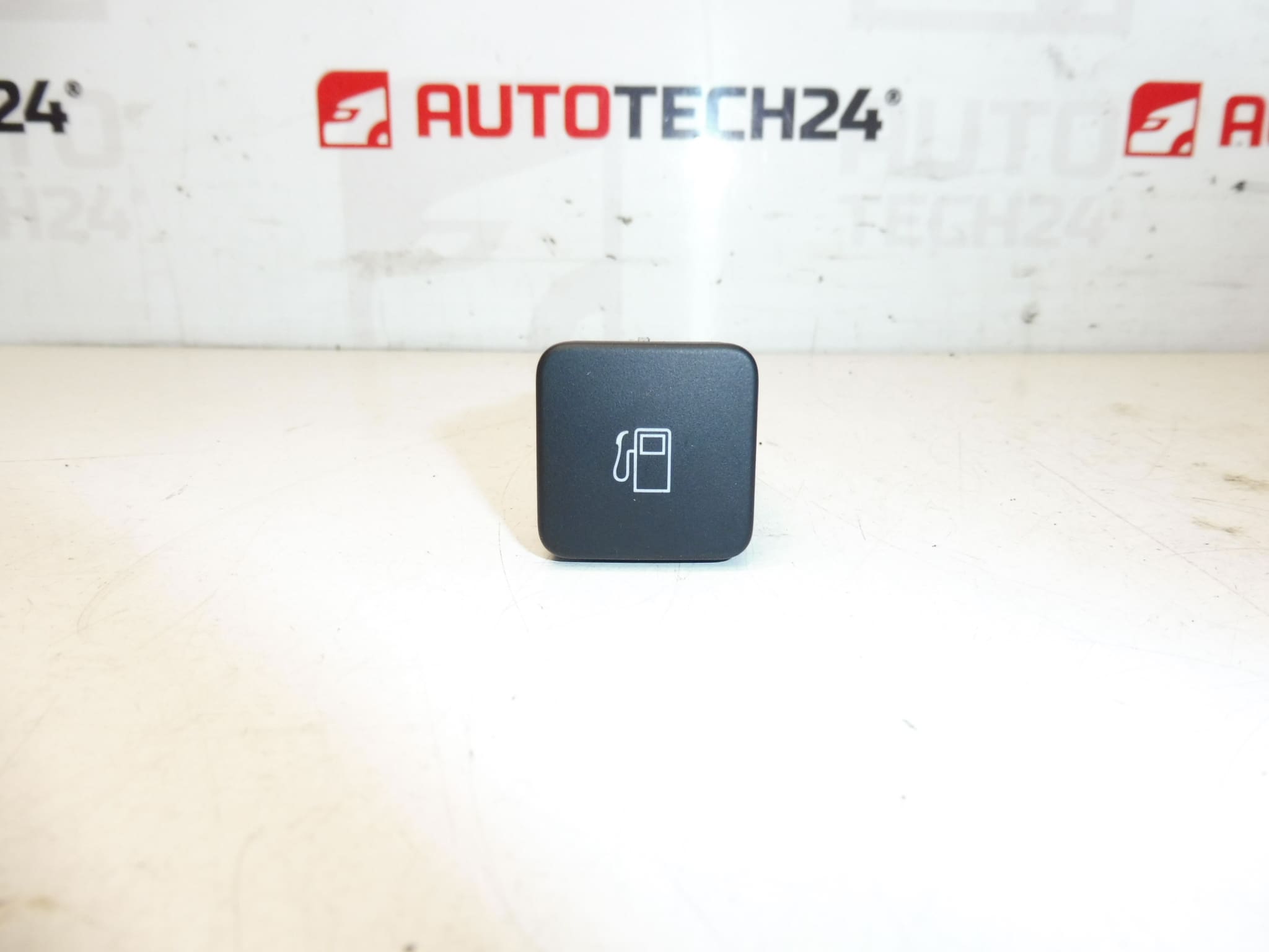 Nyissa meg a Citroën DS 9664235DU üzemanyagtartályt