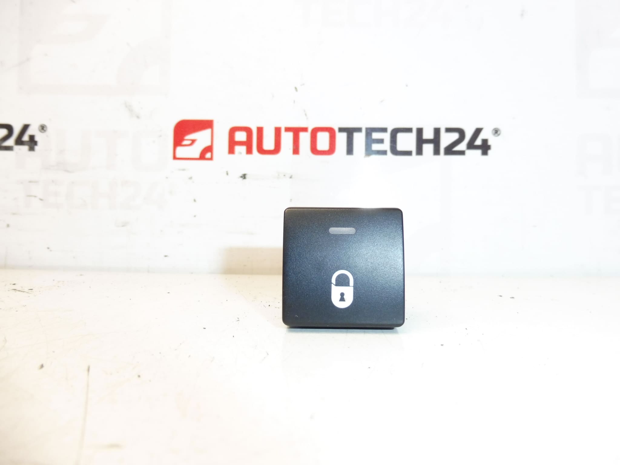 Központi zár kapcsoló Citroën Peugeot 96582880xt 6490E1