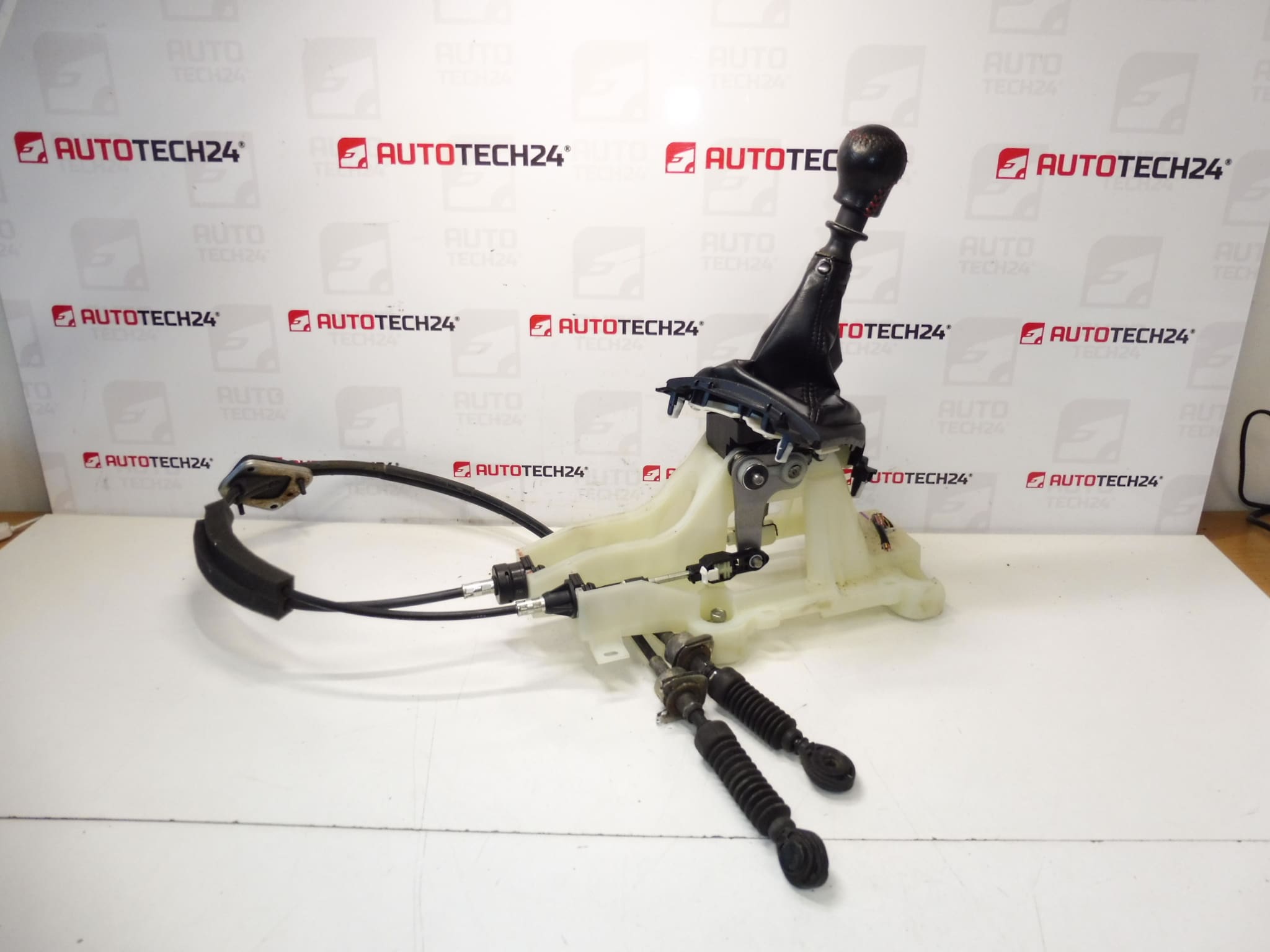 Lakonok egy változó citroën peugeot 2400fs 2444g -vel