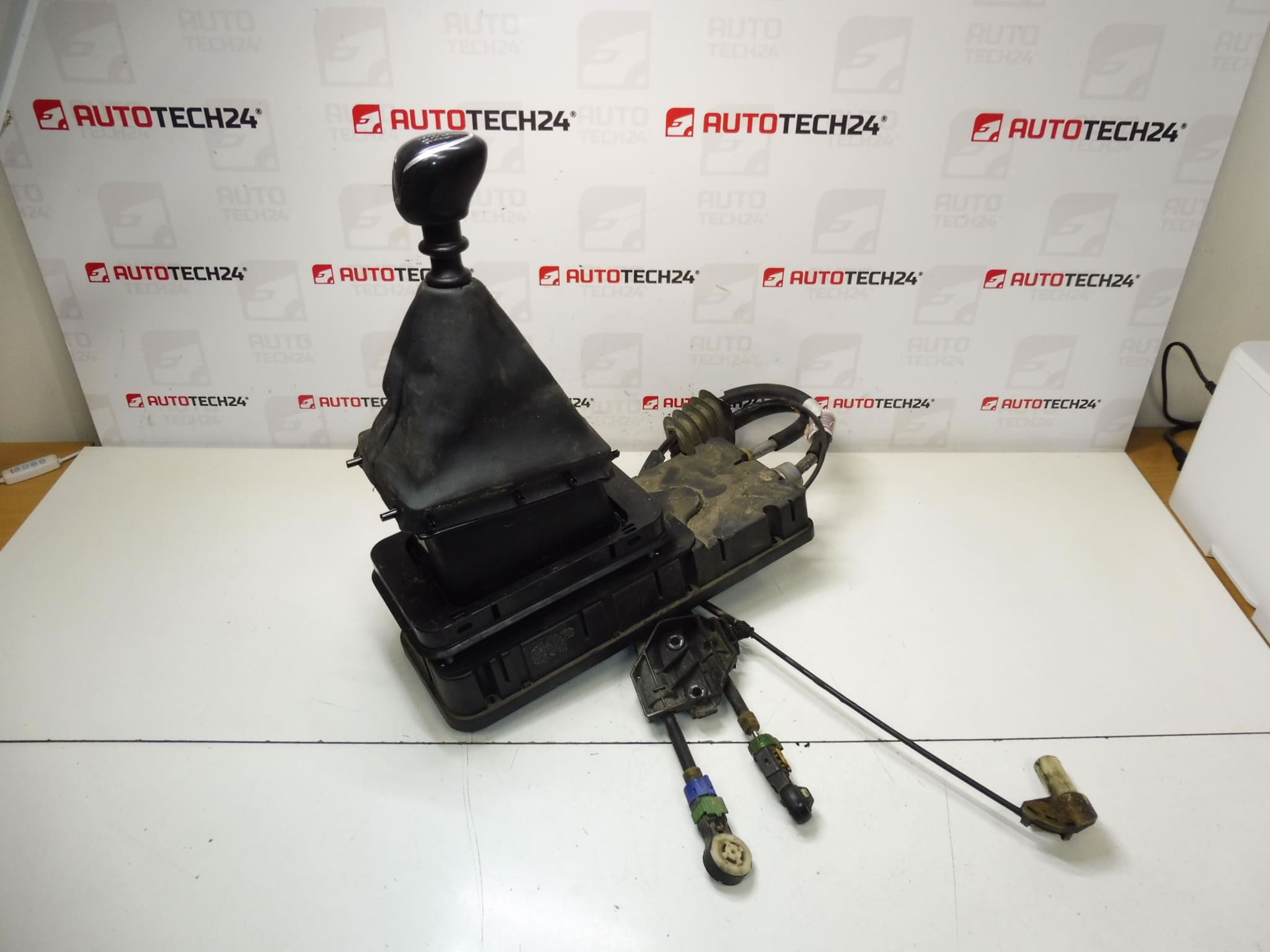 Váltókar kábelekkel Peugeot 308 T9 9825223280 YQ001073YX