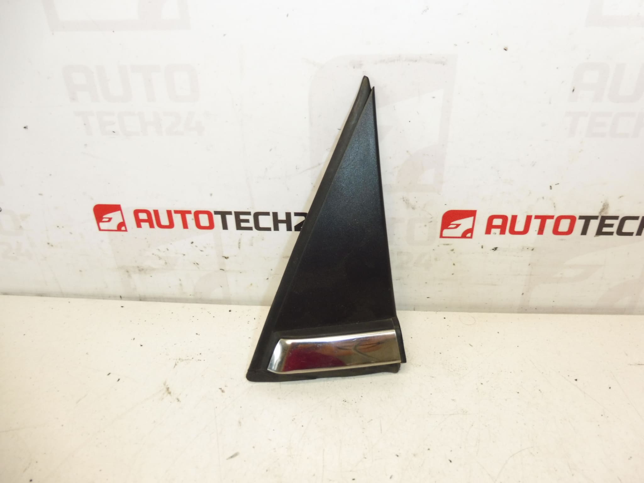 A bal oldali tükör előtti burkolat Citroen C3 II A51 9025V8