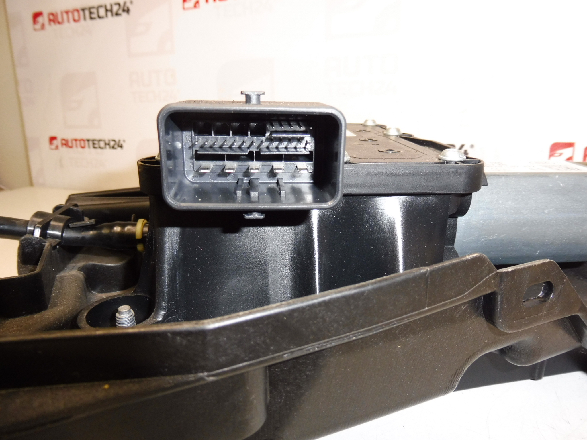 Elektronikus kézifék Peugeot 3008 I 0204280099 9684898480 470209