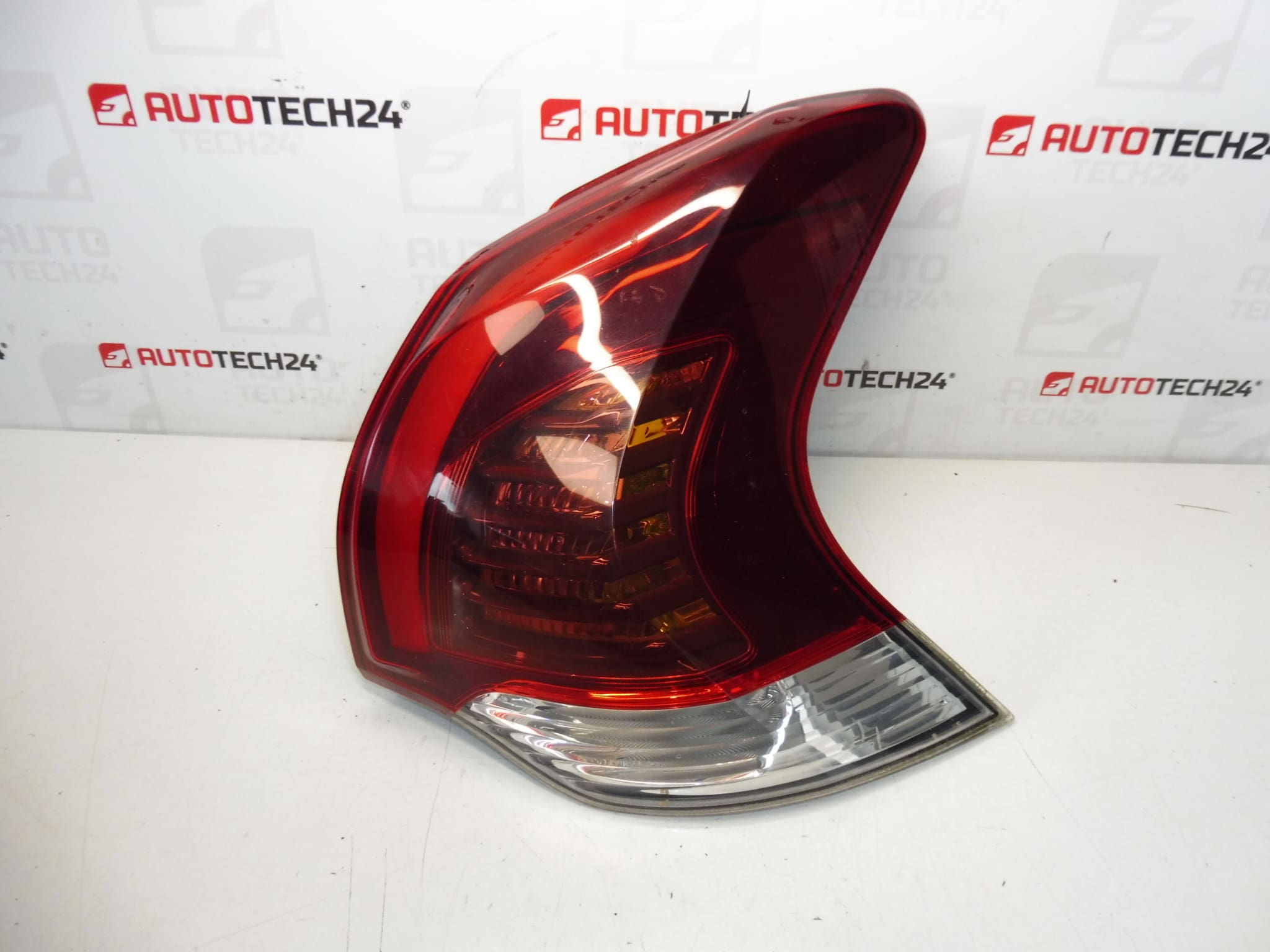 Jobb hátsó fényszóró Peugeot 3008 9805510480