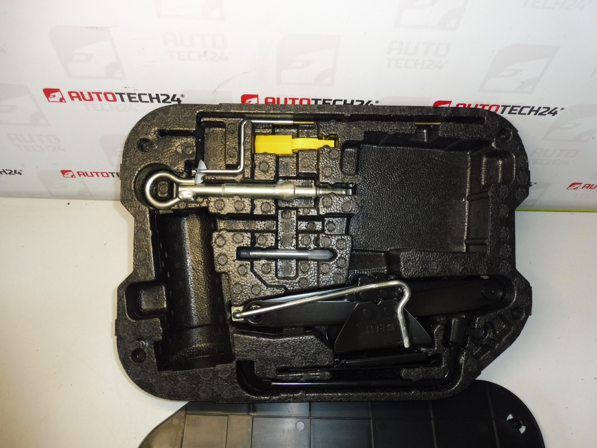 Szerszámkészlet, emelő, kerékkulcs, vontatófül Citroën C4 PICASSO 6736A7 674418 672594 671809 671739