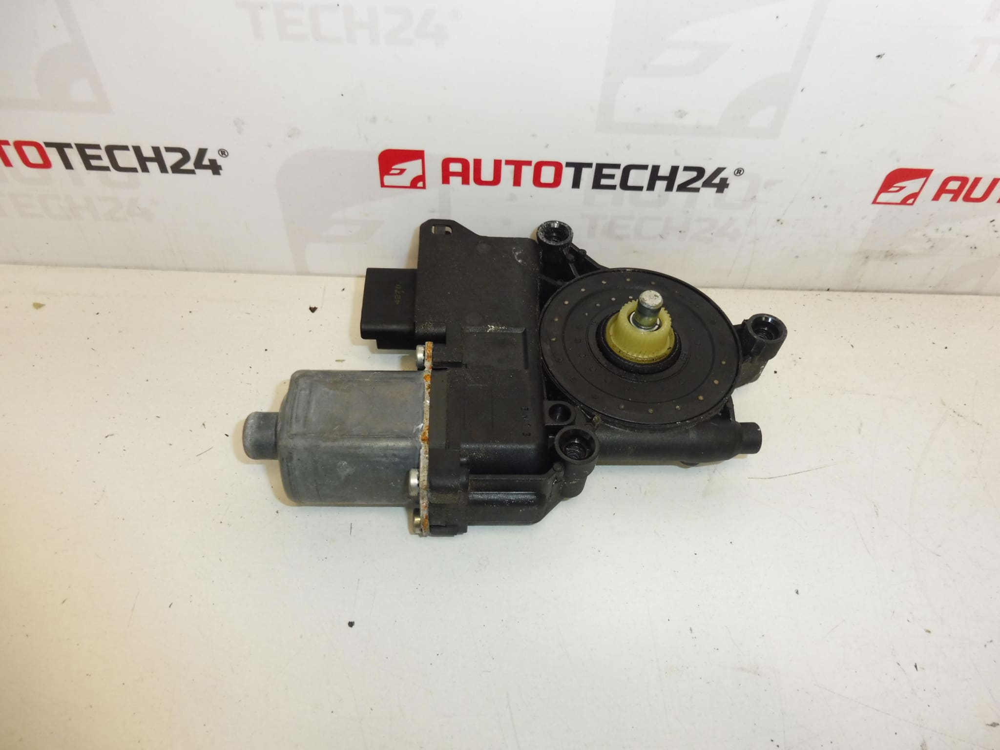Jobb oldali ablakemelő motor Peugeot 308 9657247580 9222CW