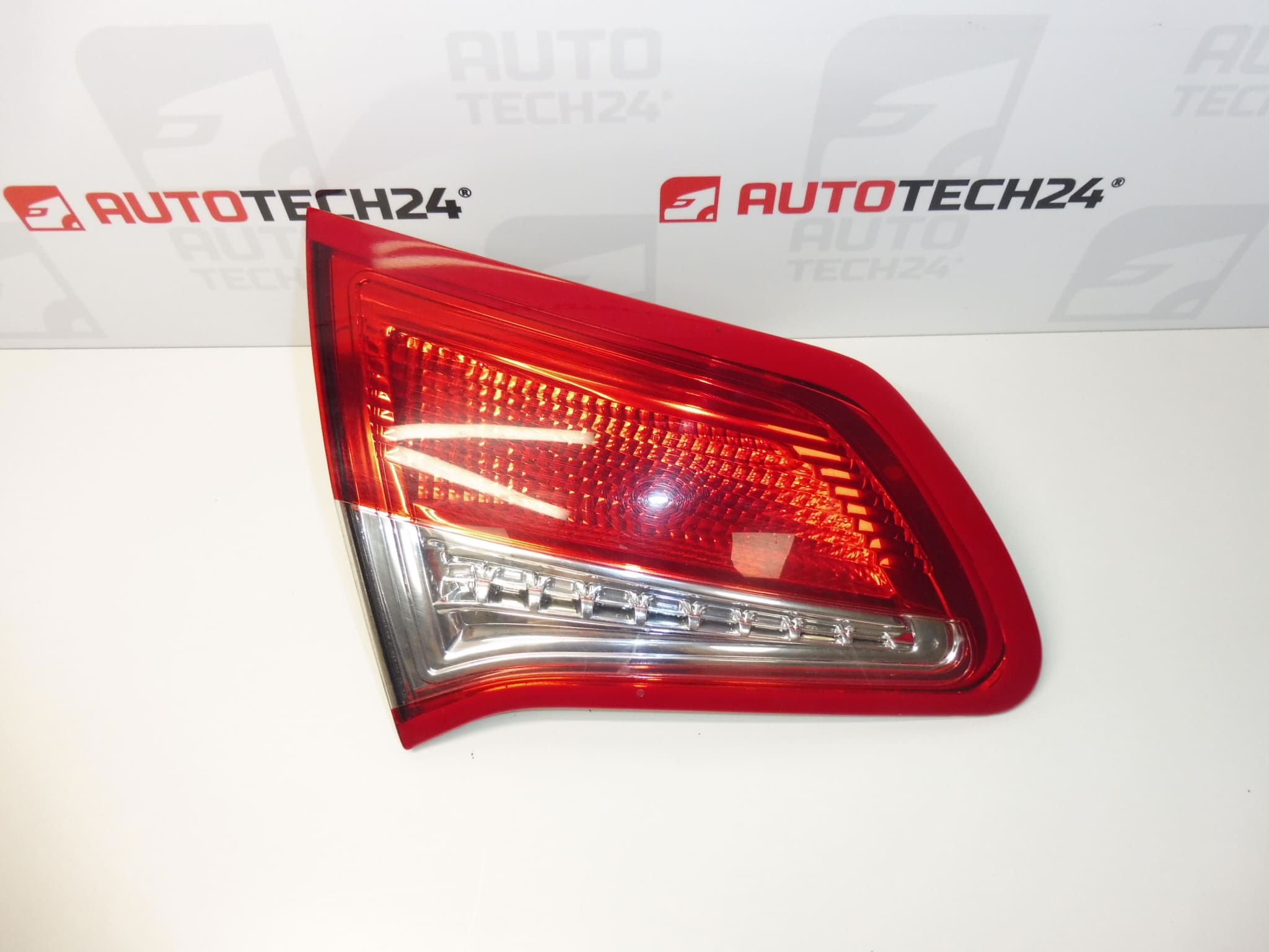 A bal hátsó lámpa díszkerete Citroën C4 II 9672155880 7453E4