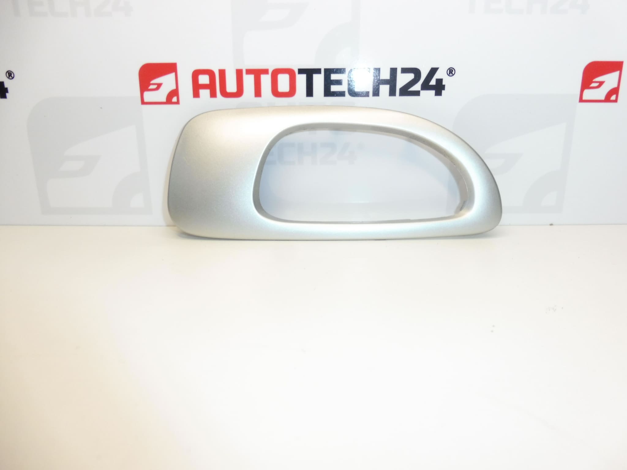 A Peugeot 307 bal hátsó ajtajának belsőkilincs-burkolata 9634770077 9119Y1